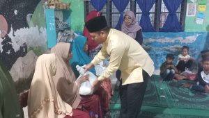 Gambar saat bapak kapala sekolah sedang menyerahkan bantuan