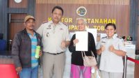 Serahkan Sertipikat Hak Milik