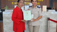 Kantah Toba Serahkan Sertipikat Tanah