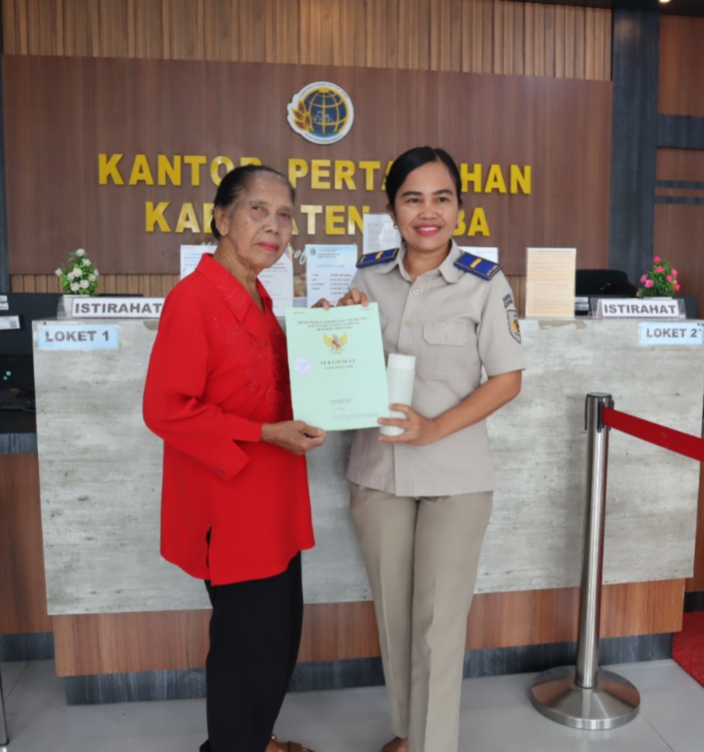 Kantah Toba Serahkan Sertipikat Tanah