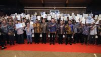 Serahkan Sertipikat di Sukabumi