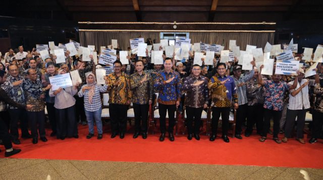 Serahkan Sertipikat di Sukabumi