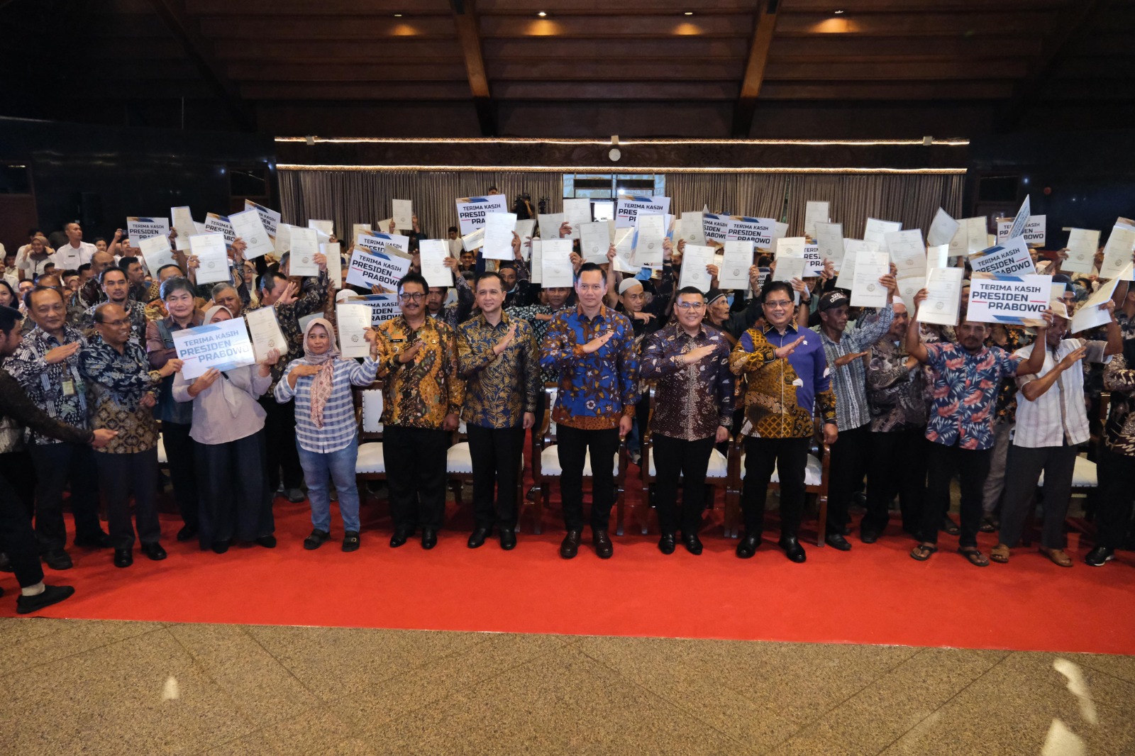 Serahkan Sertipikat di Sukabumi