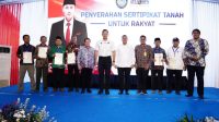 Serahkan Sertipikat ke Masyarakat Pacitan