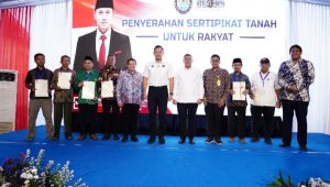 Serahkan Sertipikat ke Masyarakat Pacitan