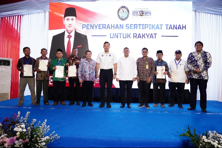 Serahkan Sertipikat ke Masyarakat Pacitan